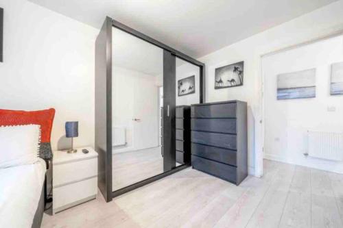 Luxury Central London Balcony 1-Bed Apartment w Parking, London (photo 6)