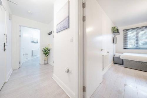 Luxury Central London Balcony 1-Bed Apartment w Parking, London (photo 7)