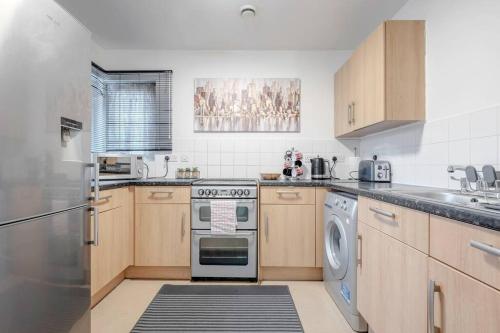 Luxury Central London Balcony 1-Bed Apartment w Parking, London (photo 8)