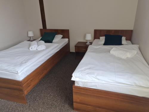 2 twin beds