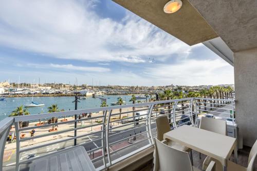Large & Modern 3BR Seafront Apartment with Large Balcony - Close to Saint Julian's, Sliema, & Manoel Island, Gżira (zdjęcie 3)