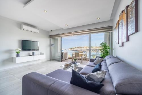 Large & Modern 3BR Seafront Apartment with Large Balcony - Close to Saint Julian's, Sliema, & Manoel Island, Gżira (zdjęcie 8)