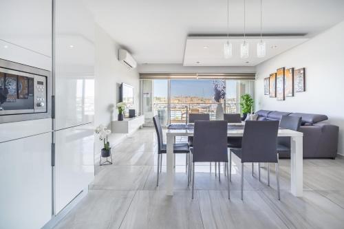 Large & Modern 3BR Seafront Apartment with Large Balcony - Close to Saint Julian's, Sliema, & Manoel Island, Gżira (zdjęcie 10)