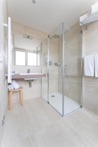 Classic Double or Twin Room image 4