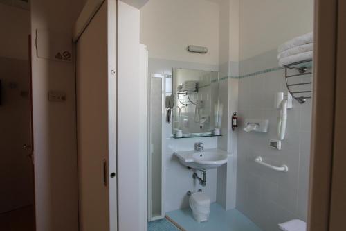 3 twin beds