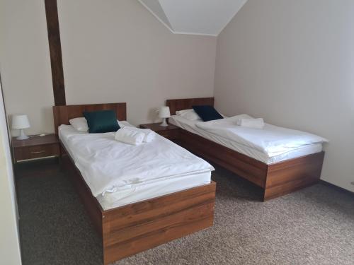 3 twin beds