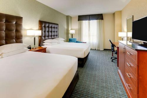 2 queen beds