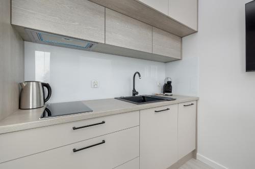 Modern Apartment with Balcony and Parking by Noclegi Renters - image 4