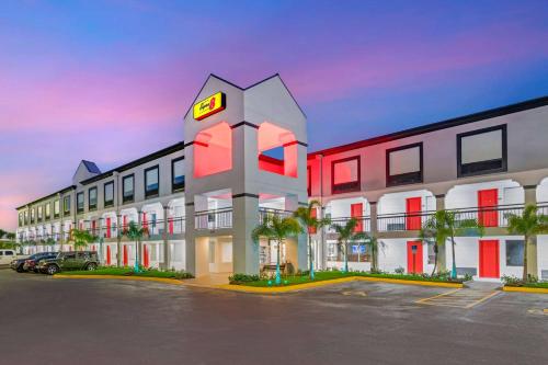 Super 8 by Wyndham Orlando Near Florida Mall in Orlando, USA