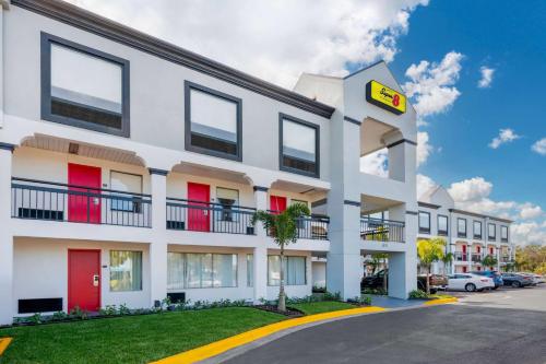Super 8 by Wyndham Orlando Near Florida Mall in Orlando, USA