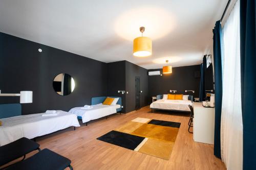 1 king bed, 2 twin beds, 1 sofa bed