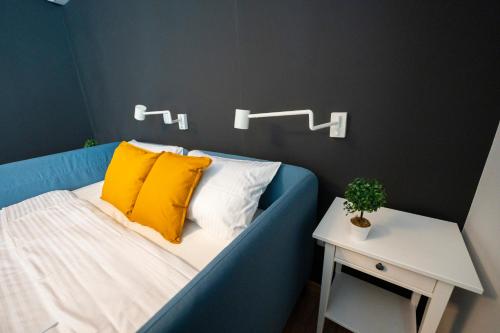 1 king bed, 1 twin bed