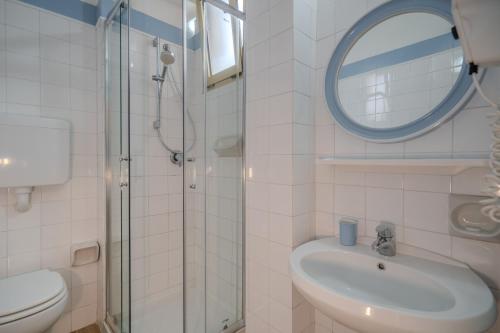 Quadruple Room image 2