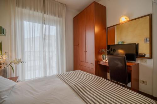 Double Room image 3