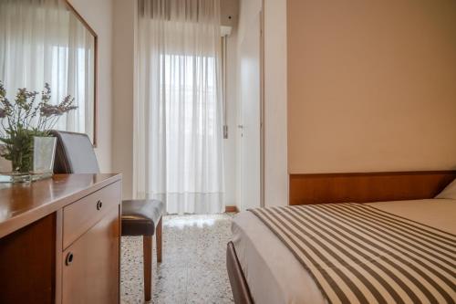 Single Room image 4