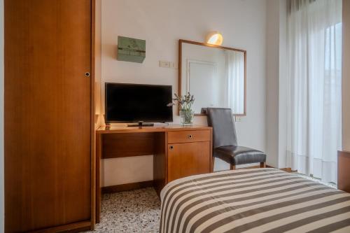 Single Room image 3