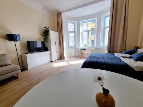7th Heaven Apartment close to metro and center, Прага (фото 9)