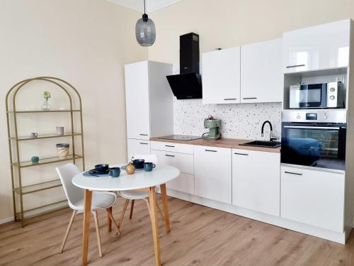 7th Heaven Apartment close to metro and center, Прага (фото 10)