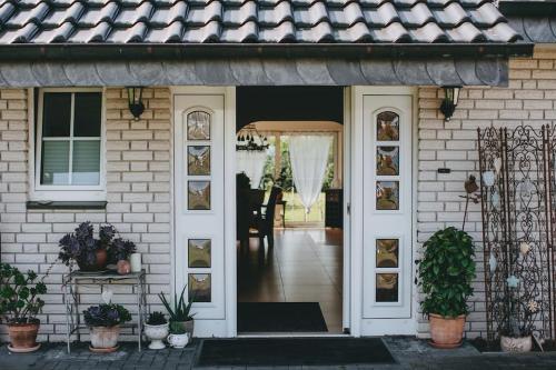 Vedere exterior, Bungalow mit Basketballplatz in Lemgo