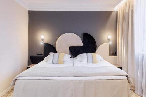 1 double bed, 2 twin beds