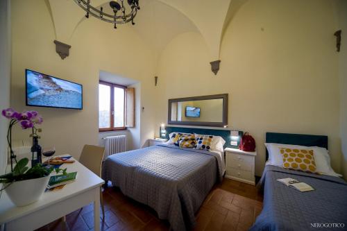 1 king bed, 1 twin bed