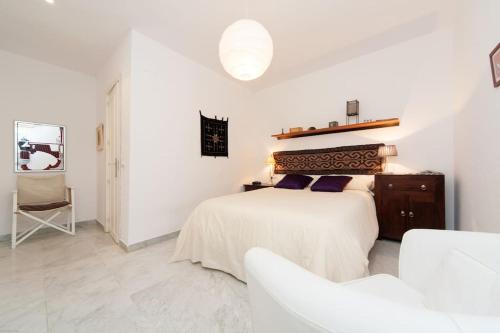 Jewish neighborhood (center) with free parking