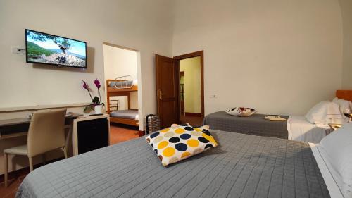 1 queen bed, 1 twin bed, 1 bunk bed