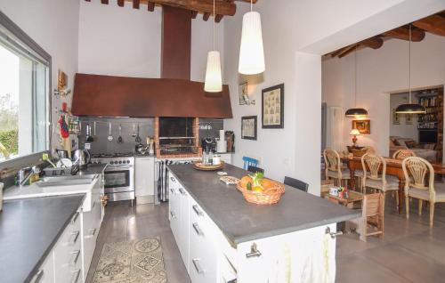 virtuve, Awesome Home In Ischia Di Castro in Ischia Di Castro