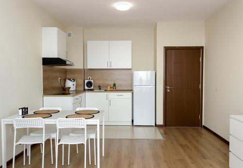 Cozy 1BD Flat in Golden Sands with All You Need