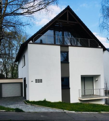 Modernes Ferienhaus mit 2 Balkonen, Terrasse und Garten ! - Apartment - Bochum