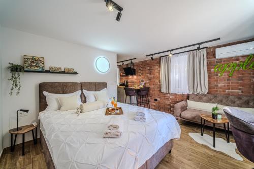 Deluxe Queen Room image 10