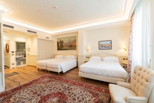 1 queen bed, 2 twin beds