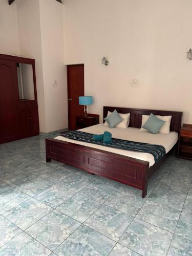 1 king bed, 2 twin beds, 1 sofa bed