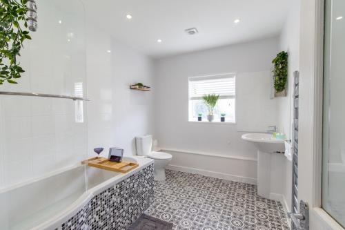 Open Mind Property - Luxury 3 Beds & Free Parking - image 3