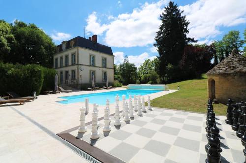 Splendid Mansion IN SARLAT with heated pool and TENNIS COURT