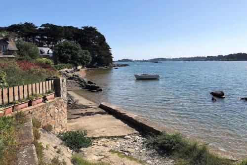 Appartement BELLE VUE MER avec WIFI et cour close TREGASTEL - Ref 42