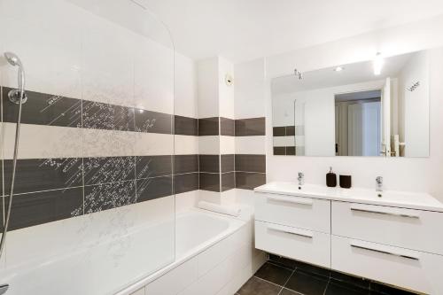 Pick A Flat's Apartment in Champs-Elysées - Rue Ponthieu, Paris