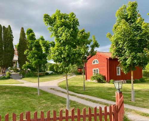 Heritage-listed country cottages