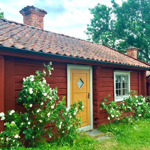 Heritage-listed country cottages