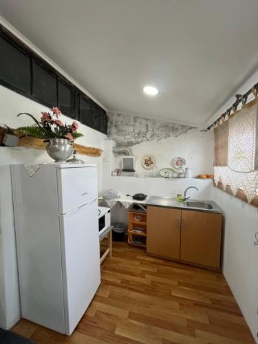 kuhinja, Casa da Avó Maria, Largo de Santo António, n 97395AL (Casa da Avo Maria, Largo de Santo Antonio, n 97395AL) in Miranda Do Douro