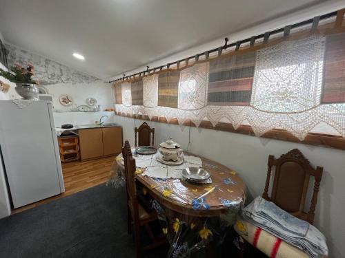 Kjøkken, Casa da Avó Maria, Largo de Santo António, n 97395AL (Casa da Avo Maria, Largo de Santo Antonio, n 97395AL) in Miranda do Douro