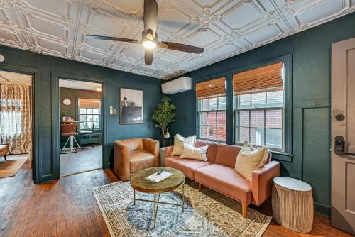 Chic Elizabethtown Apartment Walk to Downtown! in Elizabethtown, USA