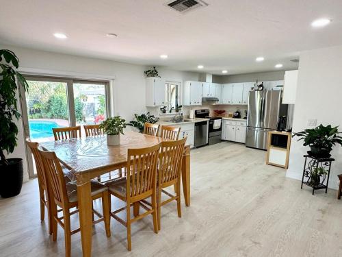 Good Vibes House with private pool in Dania Beach, USA