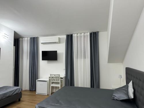 1 king bed, 1 sofa bed