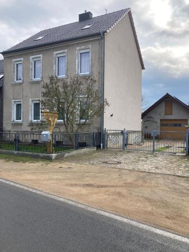 Sissepääs, Ferienwohnung Landlust - ideal für Hundefreunde und Monteure, free WLAN & Parken, Smart-TV (Ferienwohnung Landlust - ideal fur Hundefreunde und Monteure, free WLAN & Parken, Smart-TV) in Falkenberg/Elster