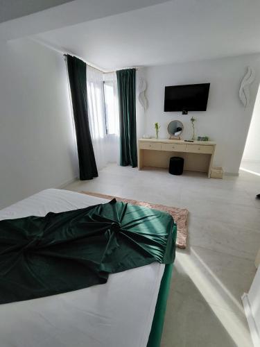 1 double bed, 1 twin bed