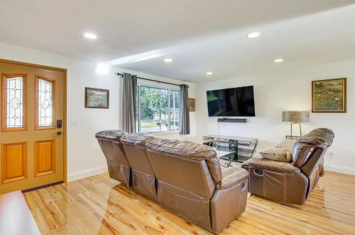 Charming Arlington Home w/ Hot Tub & Fenced Yard! in Arlington (WA)