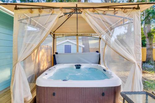 Charming Arlington Home w/ Hot Tub & Fenced Yard! in Arlington (WA)