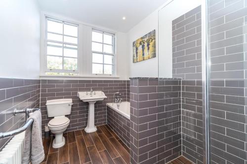Montgomery Large 2 Bedroom Flat - 5 Mins Walk to City Centre - Tap to explore photos