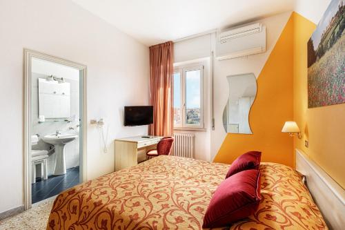 Standard Double Room with City View room in Hotel Minerva